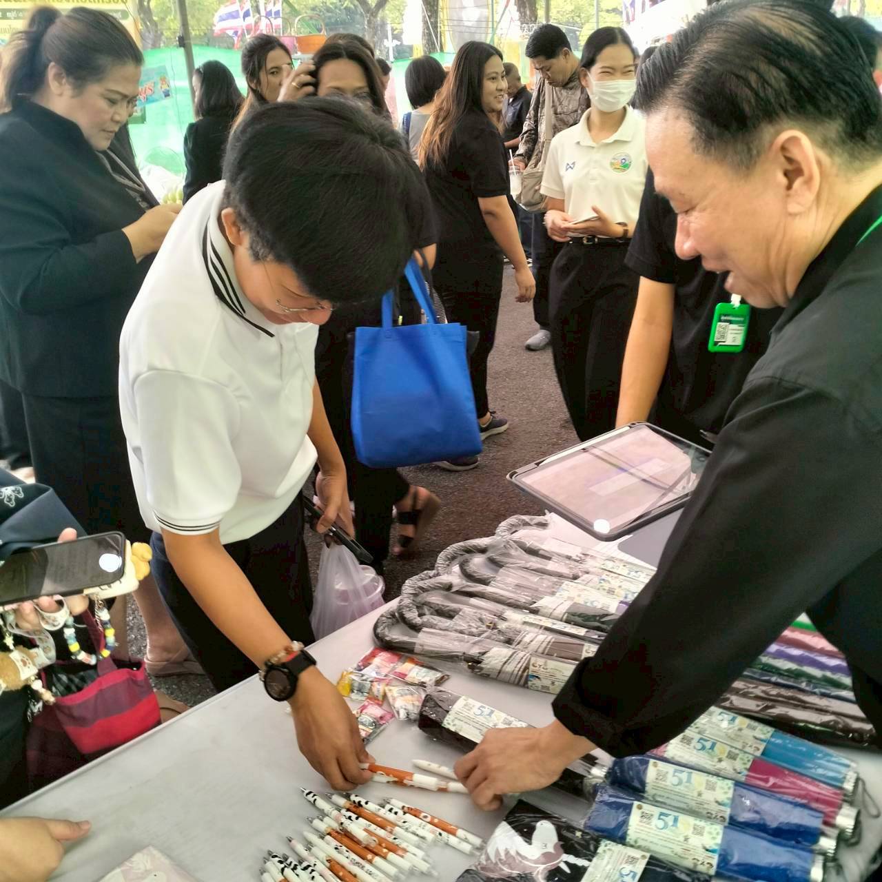 title - คณะทำงานฝ่ายติดตามประเมินผลการจัดงาน วันคล้ายวันสถาปนาสำนักงานการปฏิรูปที่ดินเพื่อเกษตรกรรม (ส.ป.ก.) ครบรอบ 51 ปี เปิดตั้งจุดให้ผู้ร่วมงานได้ร่วมสนุก เล่นเกมส์ และตอบแบบประเมินผลการจัดงาน ผ่านระบบออนไลน์